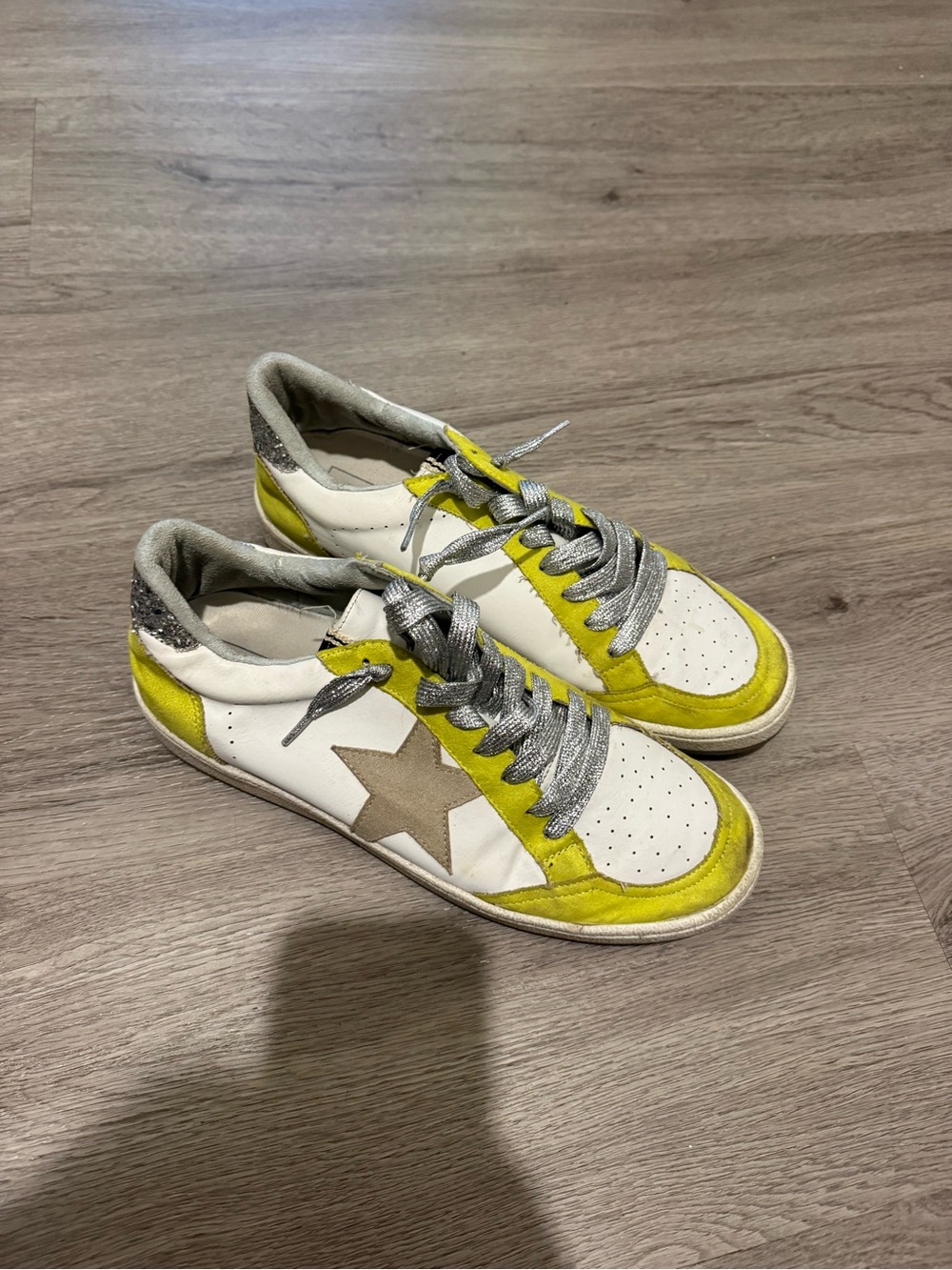 ShuShop White & Yellow Star Accent Sneakers